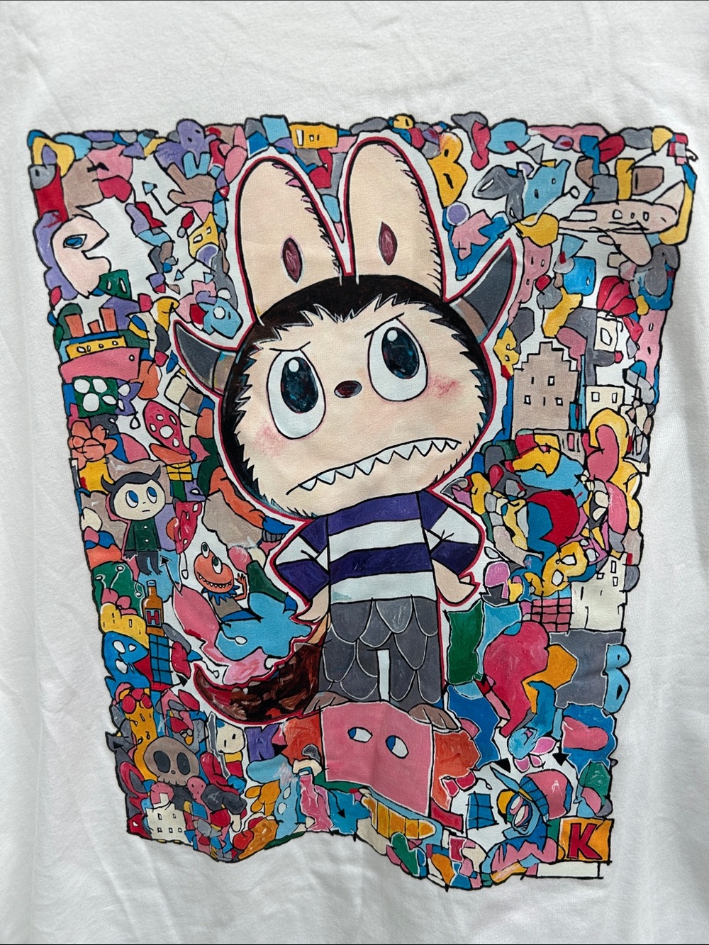 Uniqlo White Short Sleeve Tee with Small Center Graphic, size XL